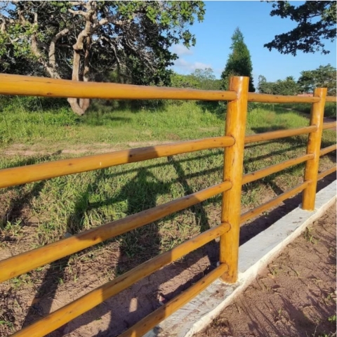 Cerca de eucalipto em propriedade rural